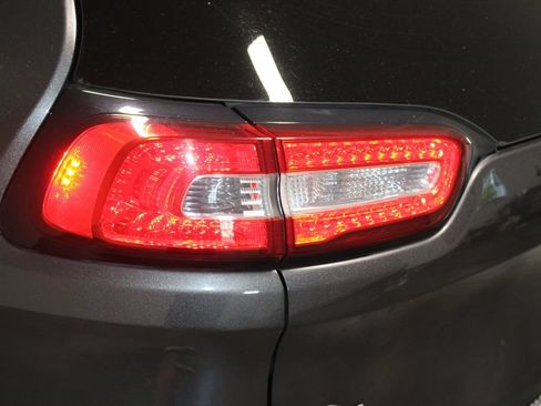 Used 2018 Jeep Cherokee Latitude Plus FWD image 49