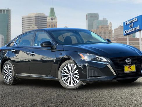 Used 2023 Nissan Altima 2.5 SV image 2