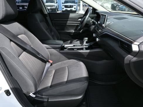 Used 2024 Nissan Altima 2.5 SV FWD image 15