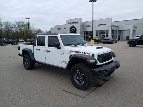 Used 2025 Jeep Gladiator Mojave w/ Convenience Group AWD/4WD image 2