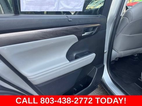 Used 2023 Toyota Highlander Limited FWD image 11