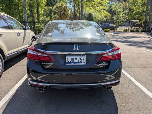 Used 2017 Honda Accord Touring image 5