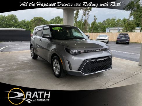 Used 2025 Kia Soul LX FWD image 4