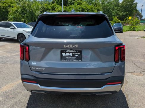 Certified 2025 Kia Sorento SX FWD image 6