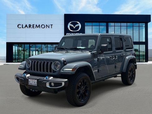 Used 2024 Jeep Wrangler Unlimited Sahara w/ Technology Group AWD/4WD image 3