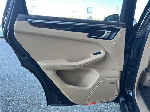 Used 2018 Porsche Macan S image 16