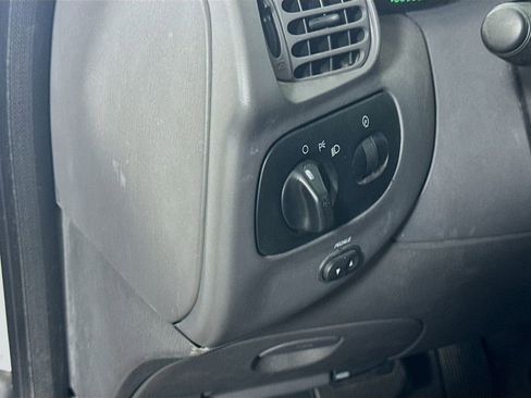 Used 2001 Ford F150 Lariat RWD image 10