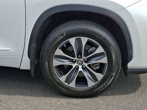 Used 2023 Toyota Highlander XLE AWD/4WD image 8