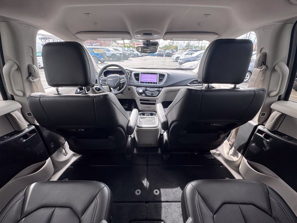 Used 2023 Chrysler Pacifica Touring-L FWD image 28