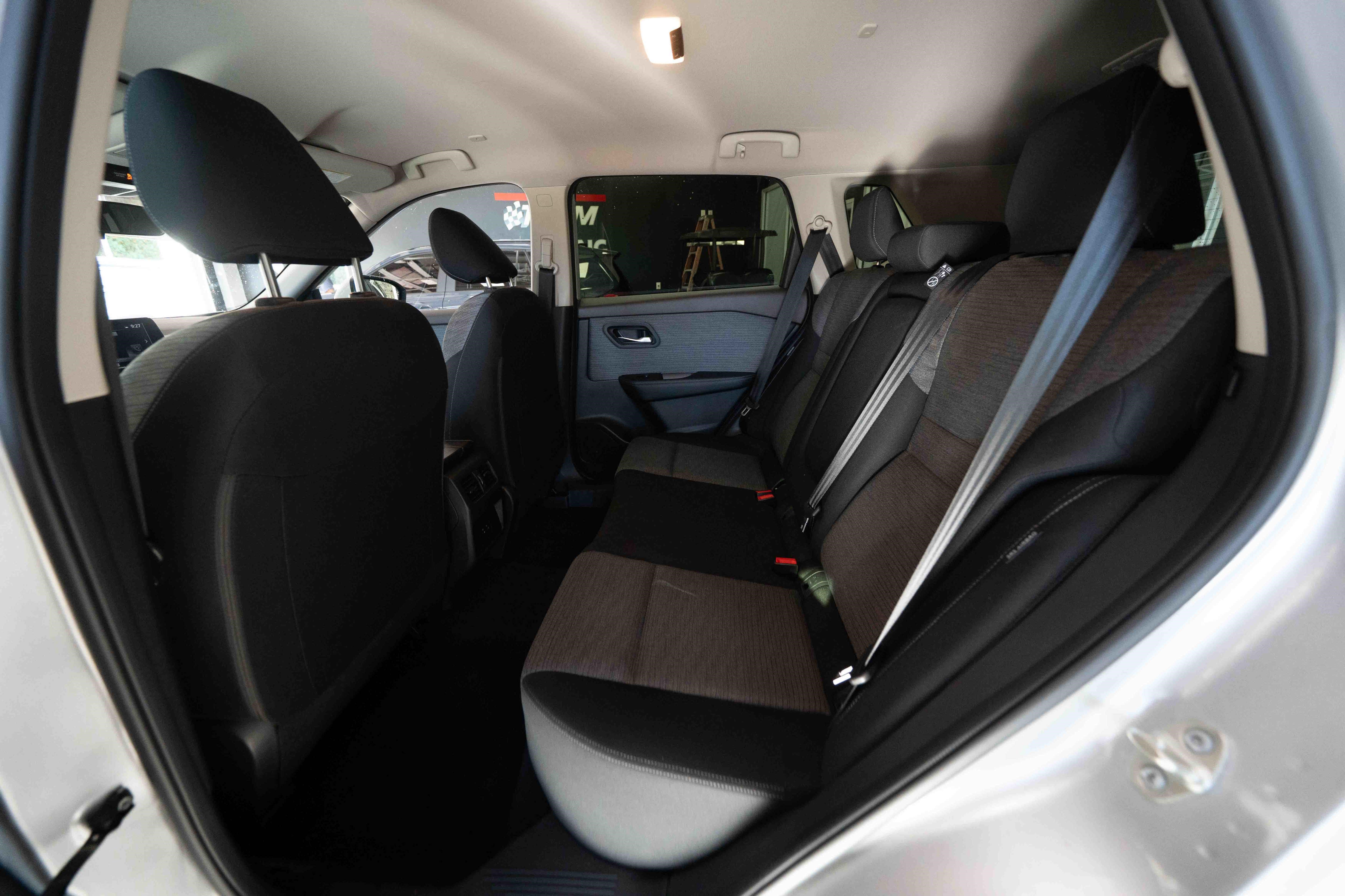 Used 2023 Nissan Rogue SV AWD/4WD image 23