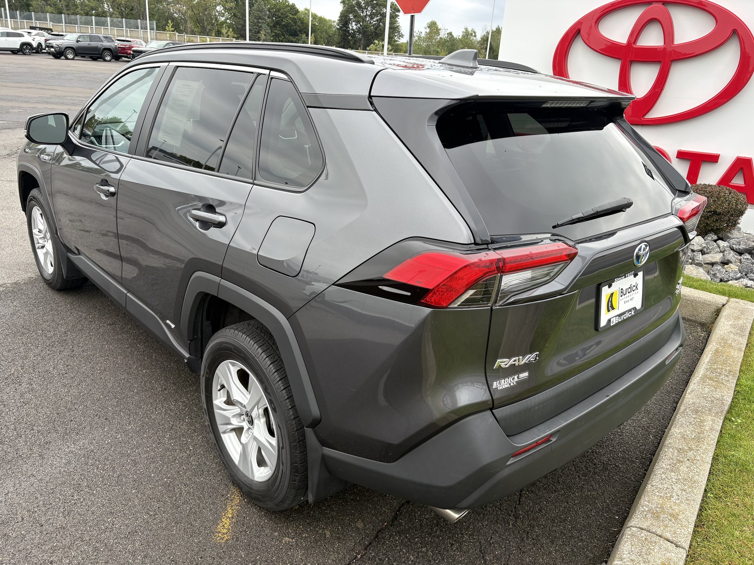 Used 2021 Toyota RAV4 XLE w/ Convenience Package AWD/4WD image 5
