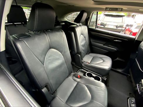 Used 2025 Toyota Highlander Platinum image 20
