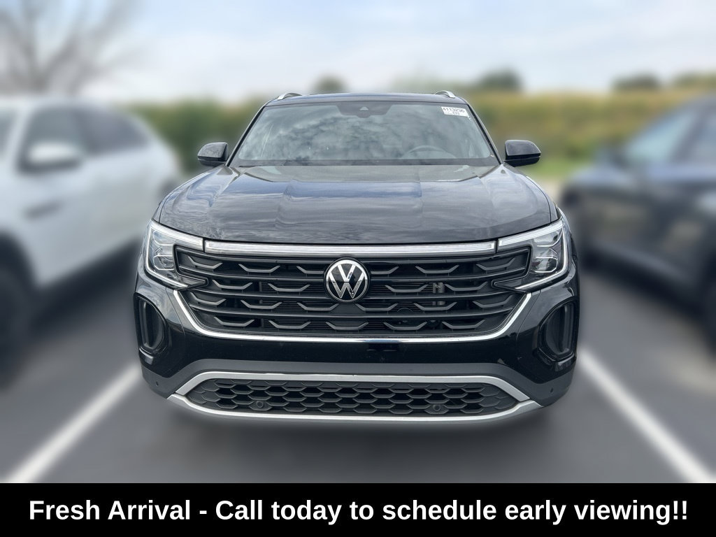 Used 2025 Volkswagen Atlas Cross Sport SE AWD/4WD image 2
