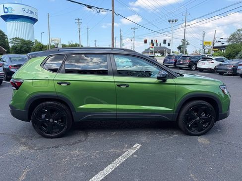 Used 2025 Volkswagen Taos SE AWD/4WD image 5