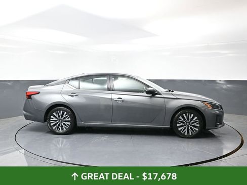 Used 2024 Nissan Altima 2.5 SV image 3