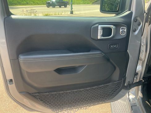 Used 2018 Jeep Wrangler Unlimited Sahara AWD/4WD image 29