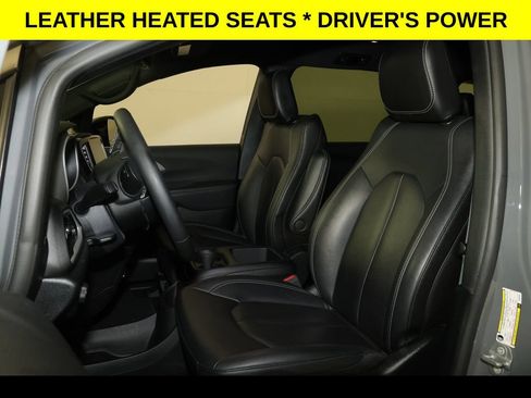 Used 2025 Chrysler Pacifica Select FWD image 3