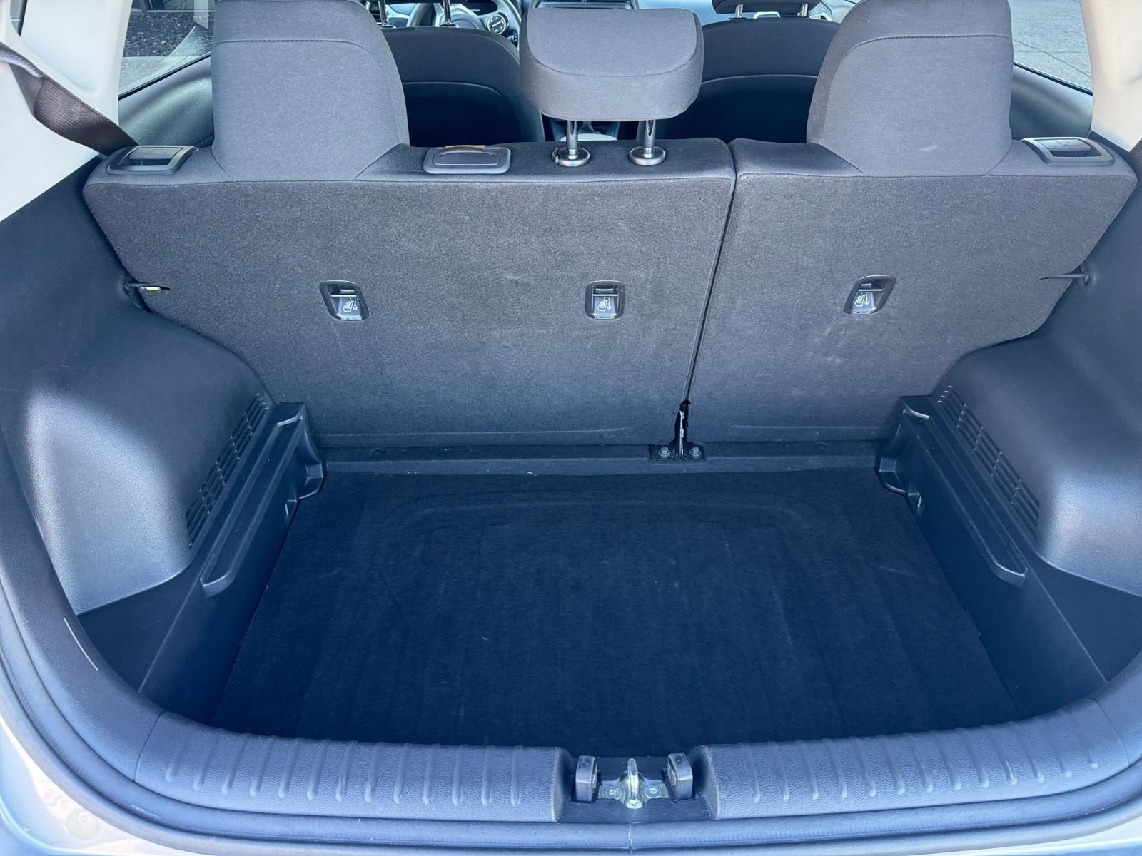 Used 2025 Kia Soul LX w/ LX Technology Package FWD image 28