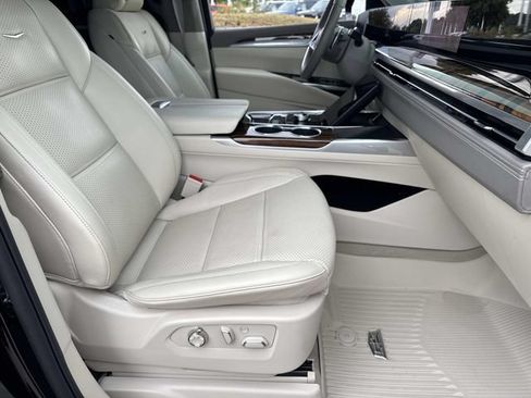 Used 2026 Cadillac Escalade ESV Platinum Sport AWD/4WD image 9