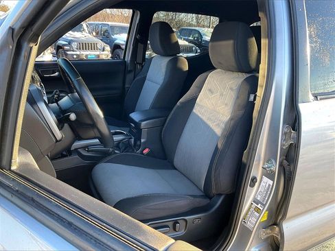 Used 2020 Toyota Tacoma TRD Sport image 9