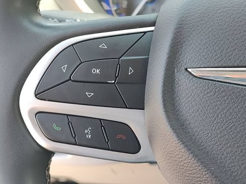 Used 2024 Chrysler Pacifica Touring-L FWD image 10