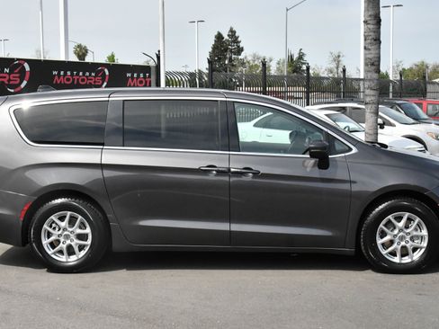 Used 2023 Chrysler Pacifica Touring-L FWD image 9