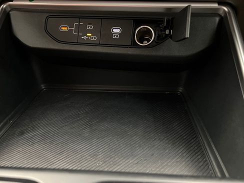 Used 2025 Kia Carnival FWD image 51