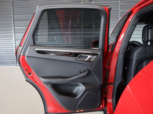 Used 2025 Porsche Macan image 20