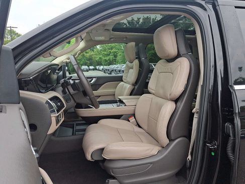 Used 2022 Lincoln Navigator Reserve AWD/4WD image 16