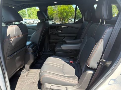Used 2025 Honda Pilot TrailSport image 6