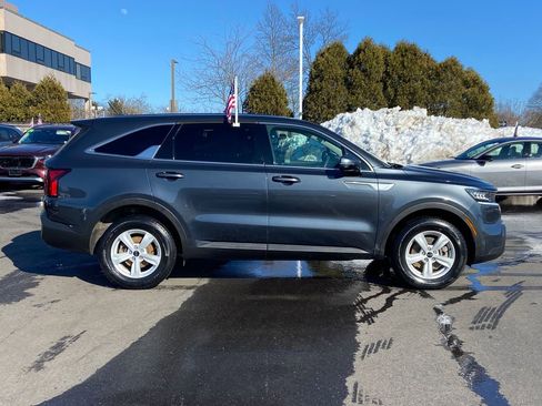 Used 2021 Kia Sorento LX image 3