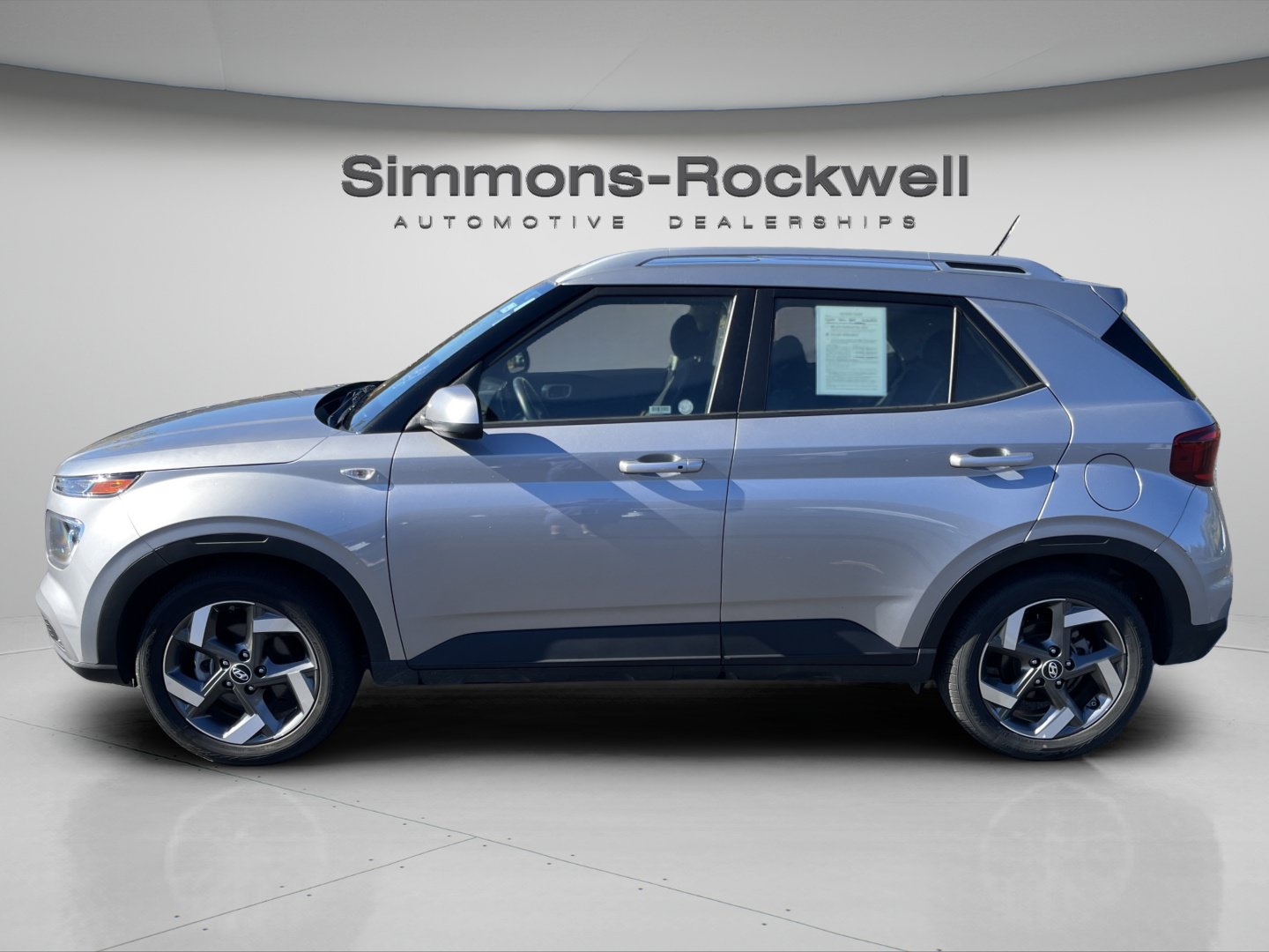 Used 2025 Hyundai Venue SEL FWD image 2