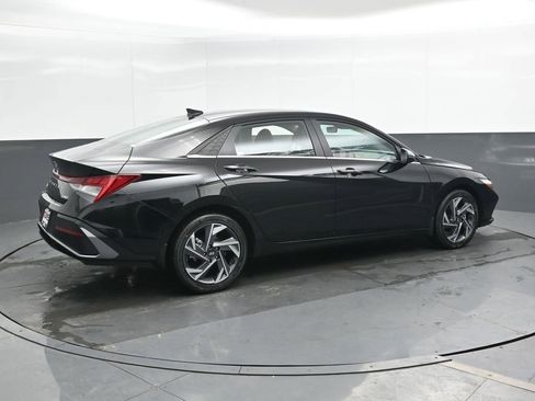 New 2026 Hyundai Elantra Limited FWD image 3