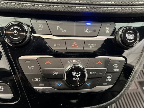 Used 2025 Chrysler Pacifica Limited image 54