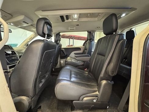 Used 2015 Chrysler Town & Country Touring image 4