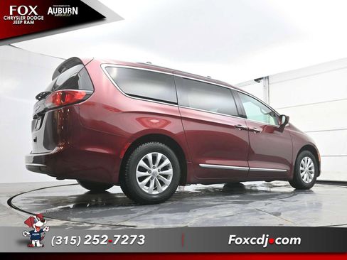 Used 2018 Chrysler Pacifica Touring-L image 22