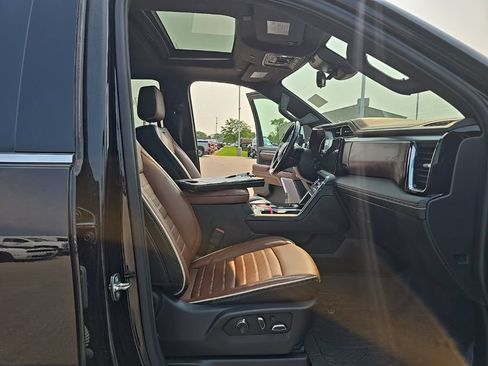 Used 2024 GMC Sierra 3500 Denali Ultimate AWD/4WD image 17