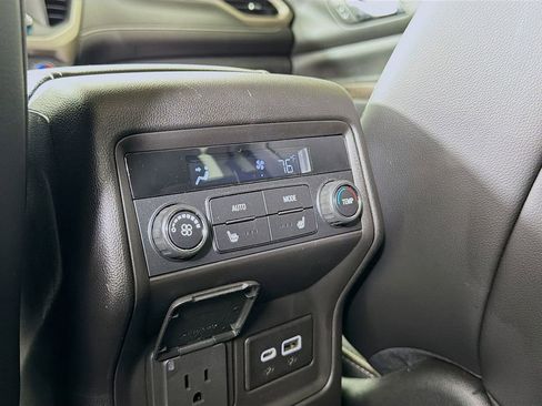 Used 2022 GMC Acadia Denali w/ Denali Technology Package image 28