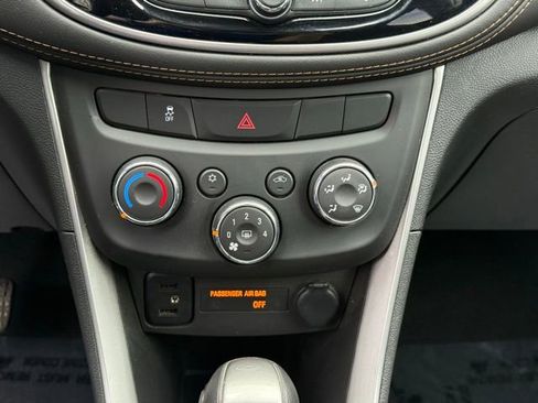 Used 2022 Chevrolet Trax LT w/ LT Convenience Package AWD/4WD image 22