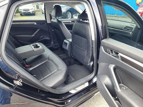 Used 2017 Volkswagen Passat 1.8T R-Line w/ R-Line Lighting Package FWD image 27