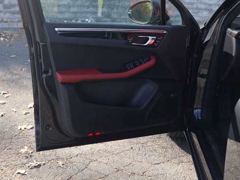 Used 2025 Porsche Macan image 22