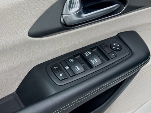 Used 2024 Chrysler Pacifica Touring-L FWD image 17