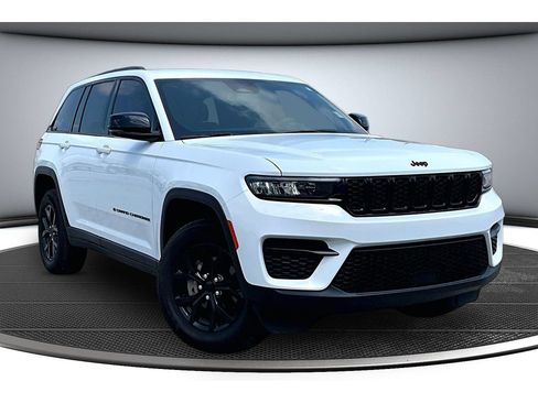 Used 2025 Jeep Grand Cherokee Altitude RWD image 2