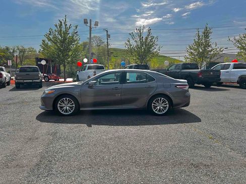 Used 2020 Toyota Camry XLE w/ Sunroof Package image 4