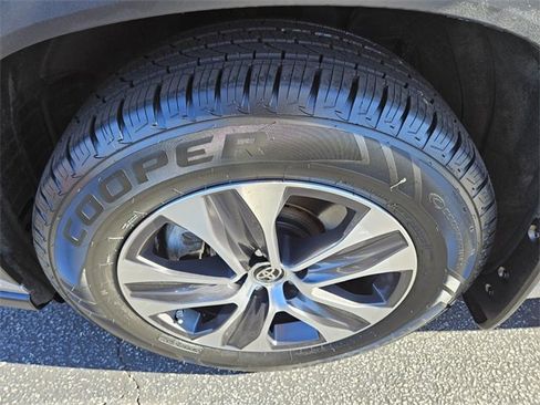 Used 2021 Toyota Highlander XLE image 19