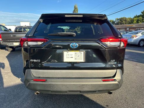 Used 2020 Toyota RAV4 LE image 4