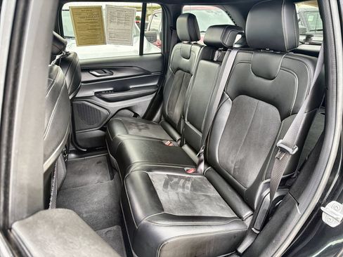 Used 2025 Jeep Grand Cherokee Altitude AWD/4WD image 21