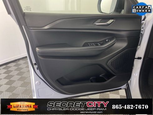 Used 2023 Jeep Grand Cherokee Laredo image 12