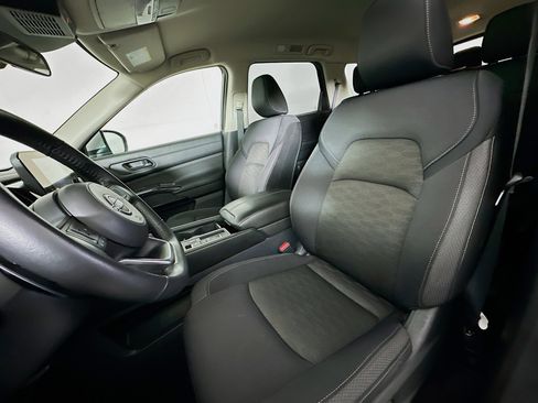 Used 2025 Nissan Pathfinder SV image 13