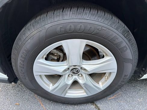 Used 2022 Toyota Highlander L FWD image 11